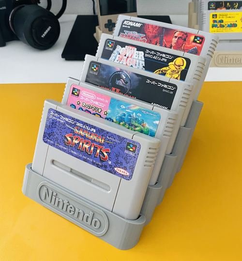 Présentoir vu de trois quarts avec cinq cartouches Super Famicom